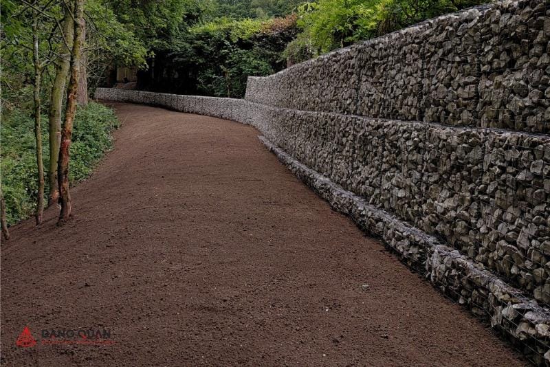 Hàng rào lưới B40 kết hợp với rọ đá gia cố nền đất